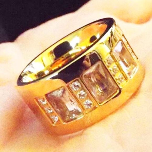 *NEW* DESIGNER GOLDEN WIDE BAND W/ CLEAR CRYSTALS SZ 7 RING 69 - Picture 2 of 2